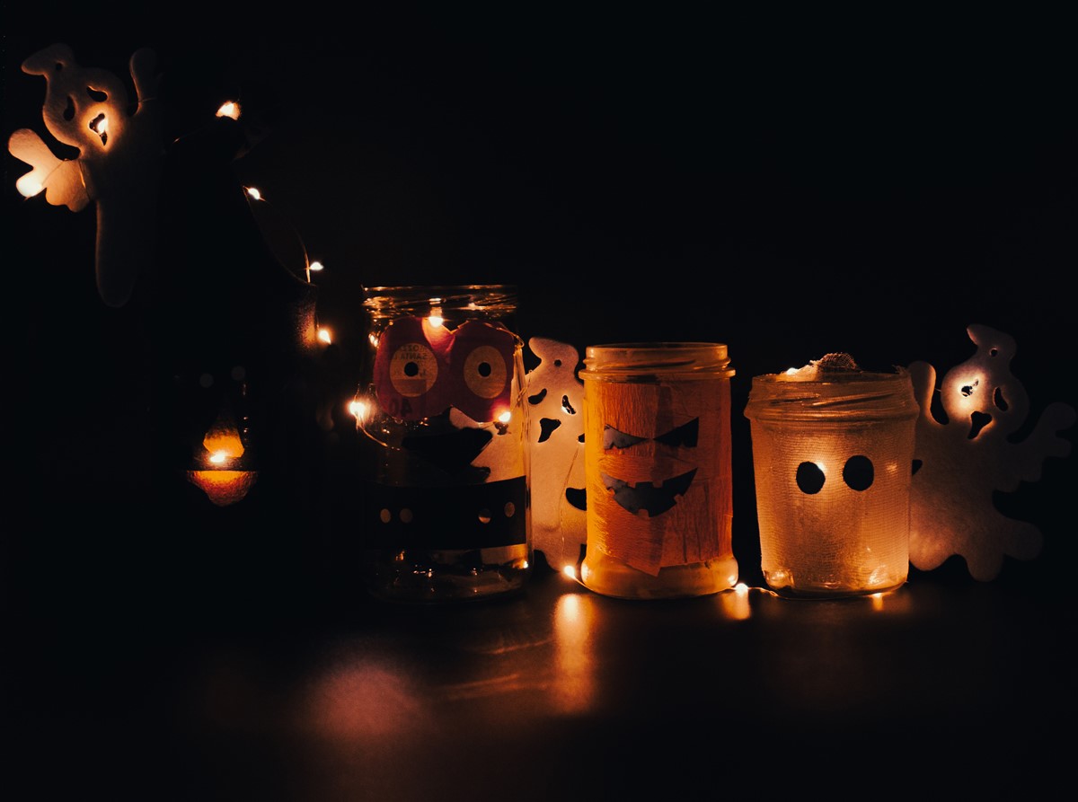 Créez des lanternes pour Halloween avec de vieux bocaux en verre