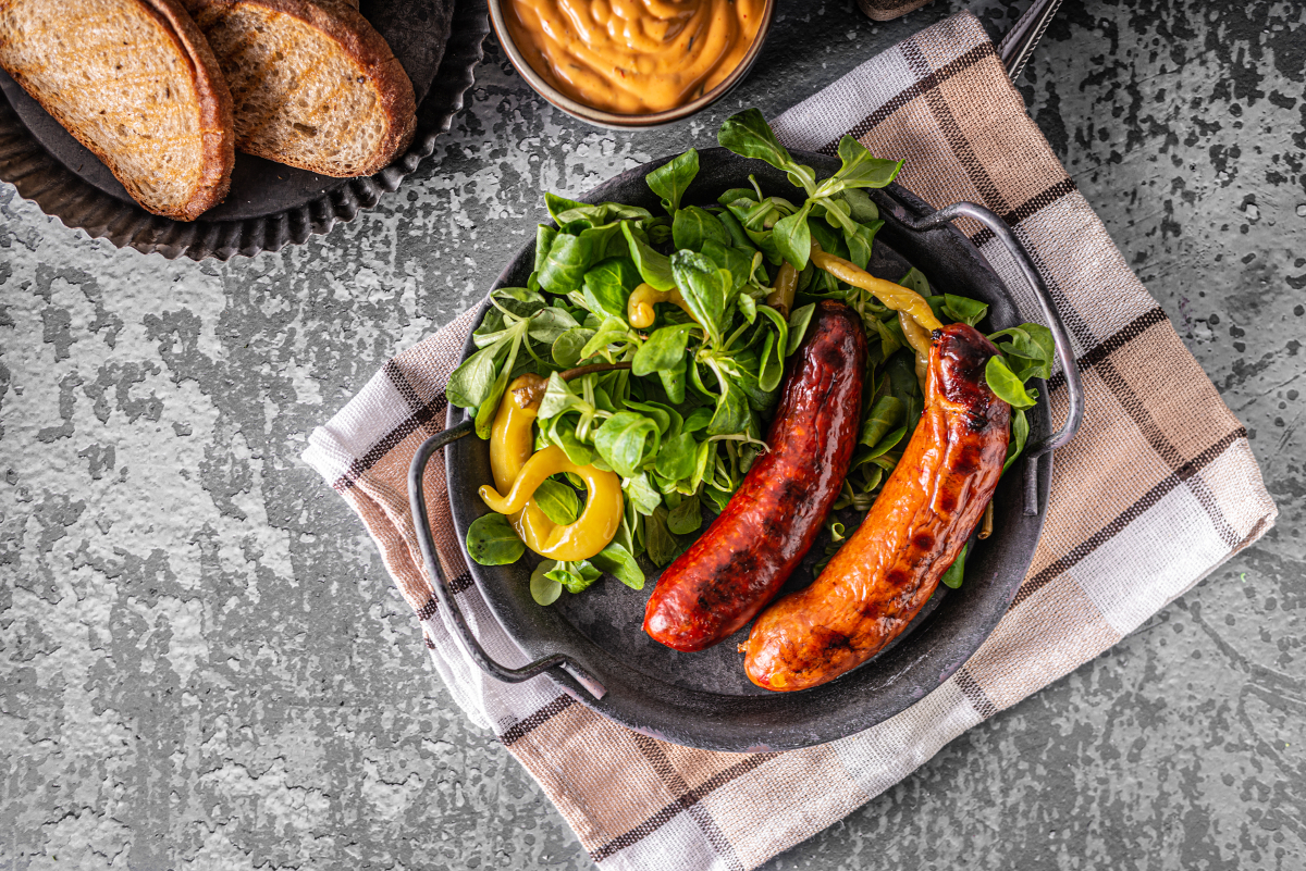 Recettes de salades fraîches avec quoi accompagner des saucisses cet été
