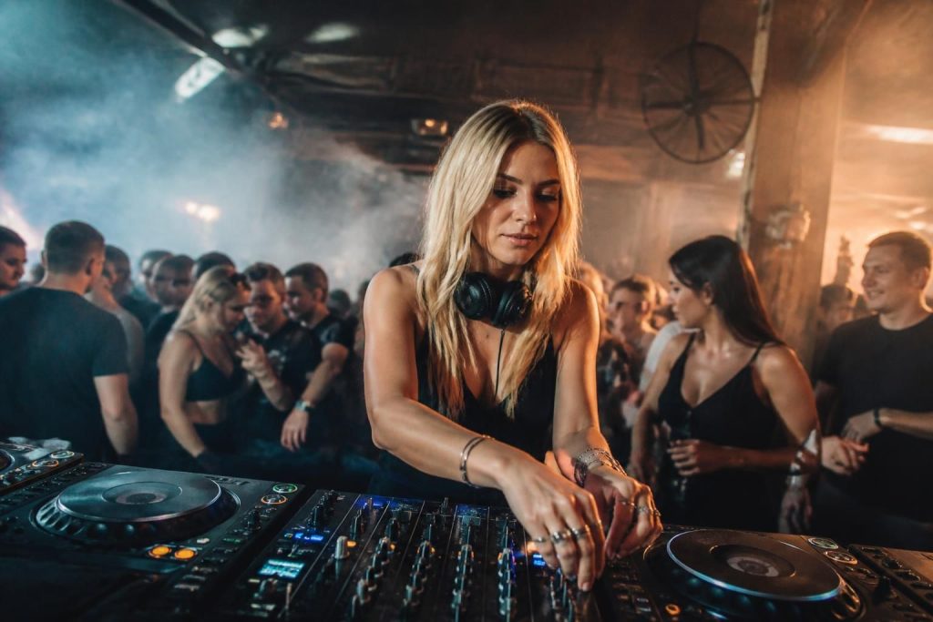 découvrez le dc-10 à ibiza, une expérience de clubbing unique en espagne alliant musique électrisante et ambiance inoubliable pour des nuits magiques.